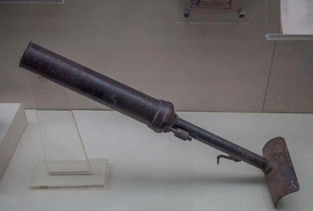 抗战时期,八路军的武器装备十分繁杂,不成体系,跟现代制式武器是没法