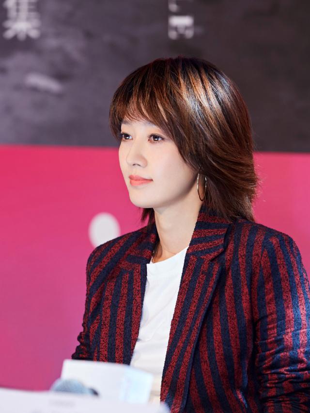 马伊琍越来越年轻了,短发搭配条纹西服干净利落,完全不像有43岁_发型