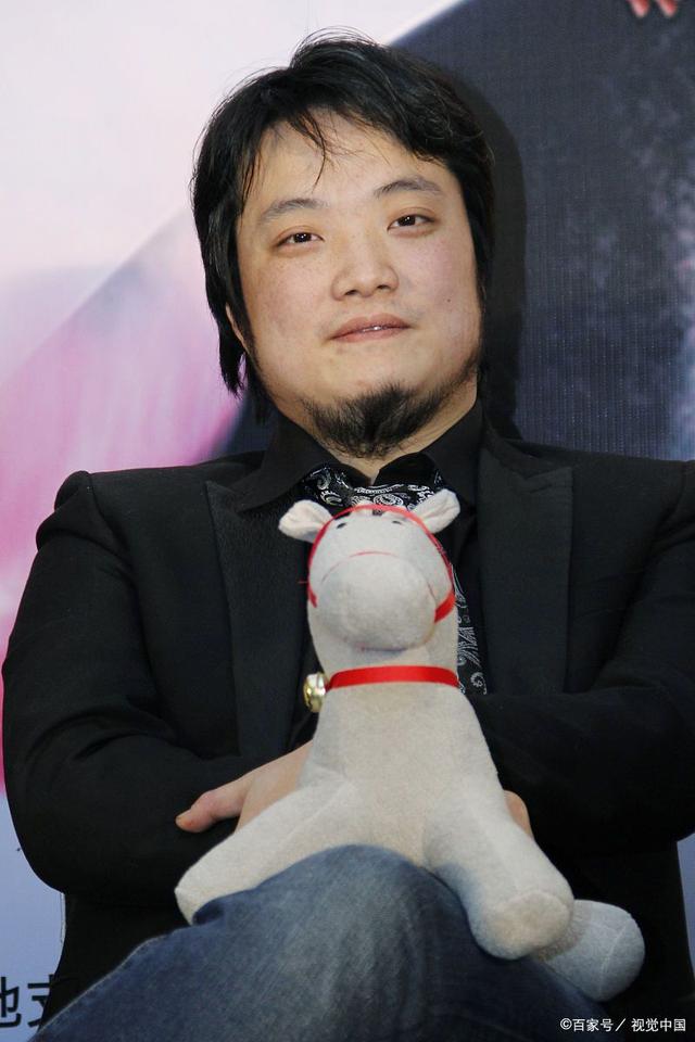 他就是爱情公寓系列的导演——韦正.