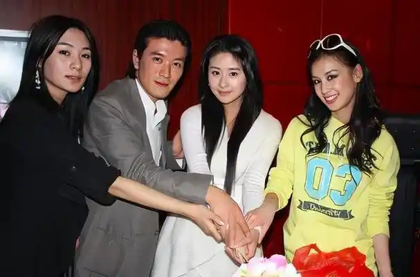 颖儿和黄圣依是什么关系(从黄圣依给她作配)(7)