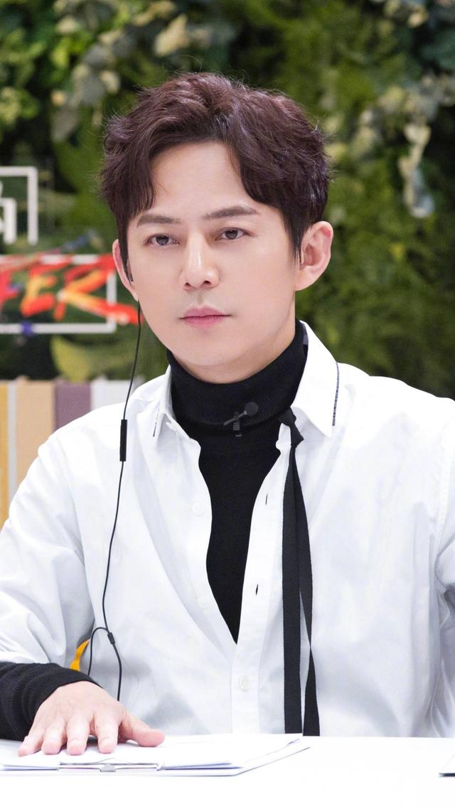 主持人何炅,写真照