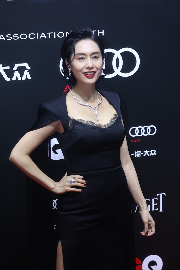 朱茵穿黑色流苏长裙秀玲珑曲线 状态超好颜值能打