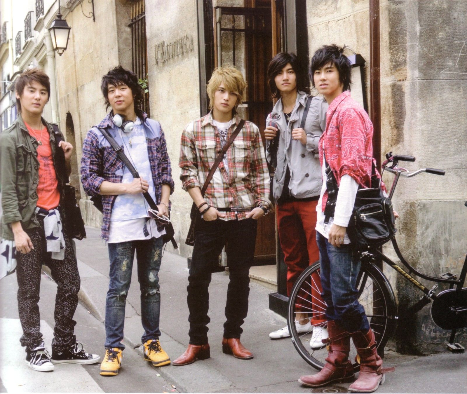 求东方神起五人照,素颜照和证件照,素颜照就是可以蒙别人说是男朋友的