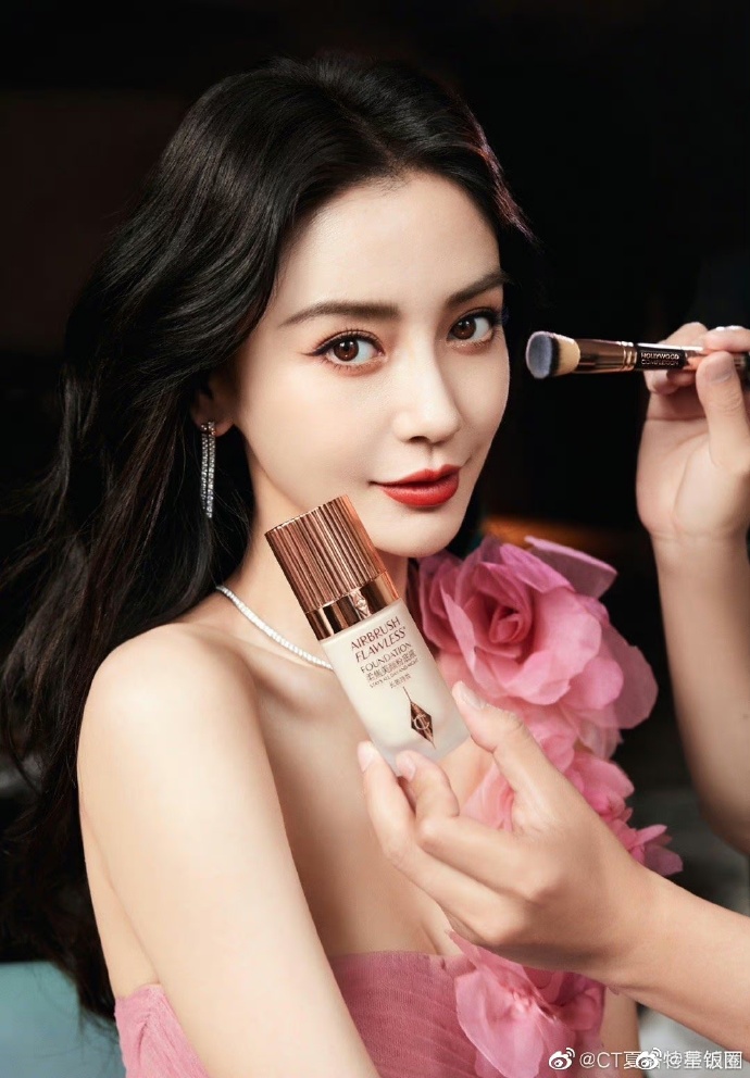 angelababy啊,她长得是真漂亮,脸小眼睛大,皮肤也非常好,每次看到照片