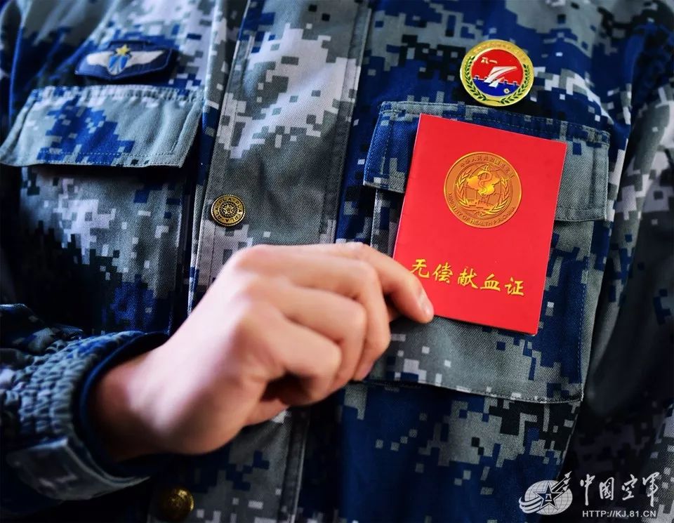 在胸口展示自己的献血证,我们的芳华与热血相伴.