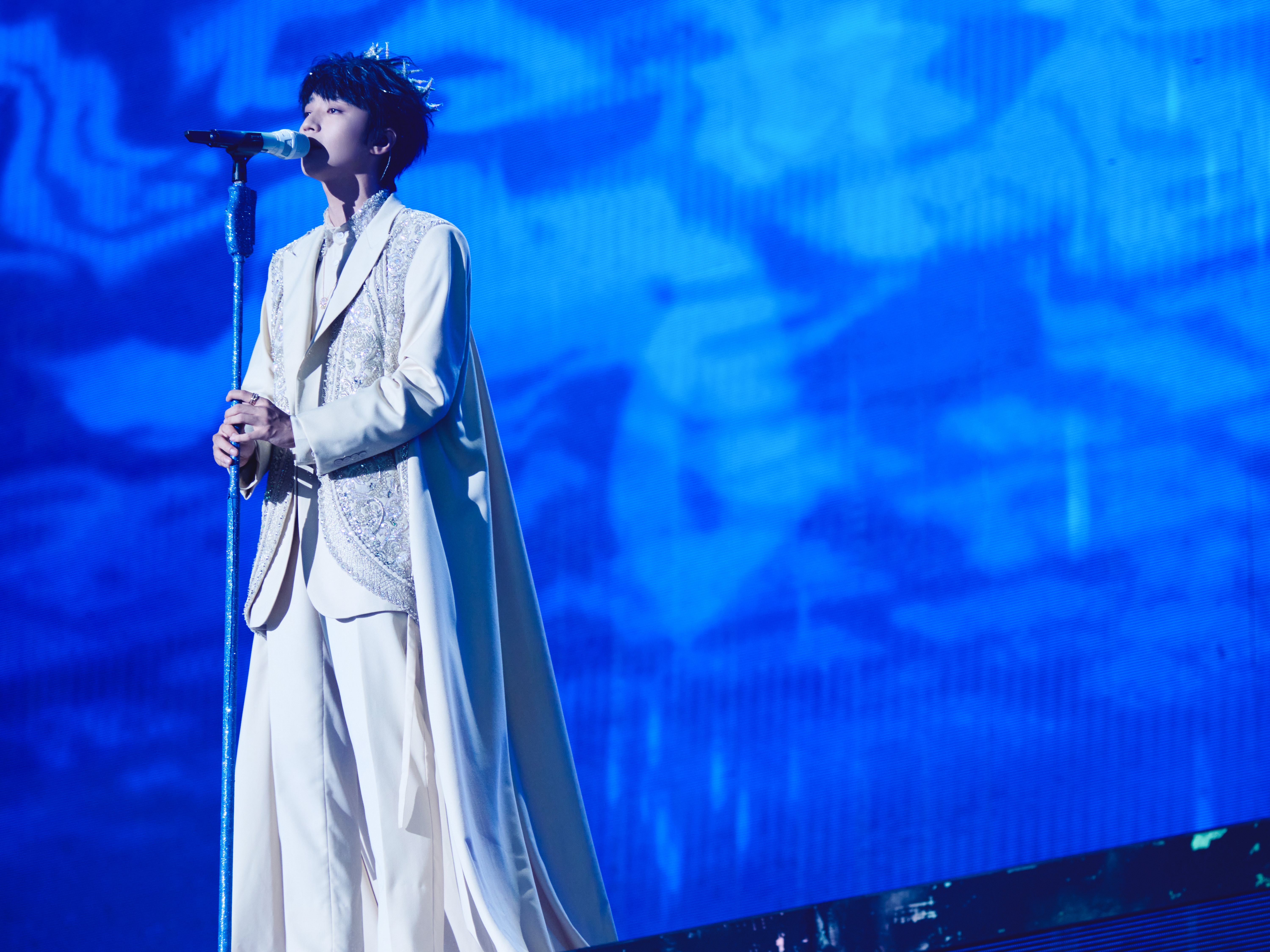 王俊凯#tfboys十年之约演唱会#@王俊凯新歌回望 舞台首唱!