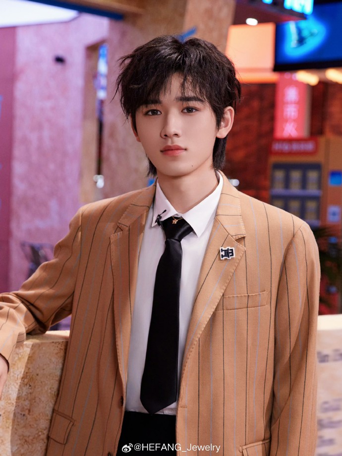 hefang star#宋亚轩超话in hefang jewelry 星光气球锁骨链,为帅气