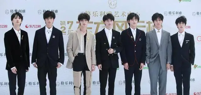 原创东方风云榜红毯王源穿刺绣装孟美岐刘宇宁时代少年团各有特色