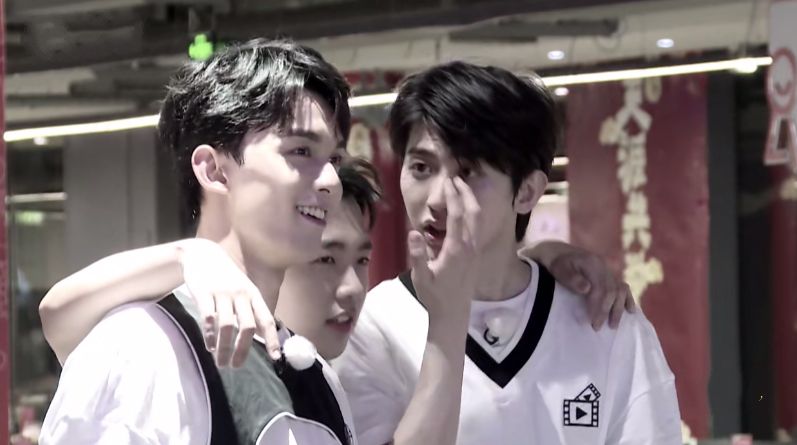 蔡徐坤撕掉郭麒麟被批不遵守信用 但实际上是兄弟情深互相成全