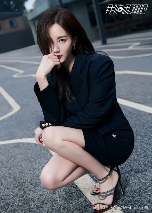 李一桐个人资料简介: "后天美女"李一桐,资源爆棚出道即巅峰,二十多部