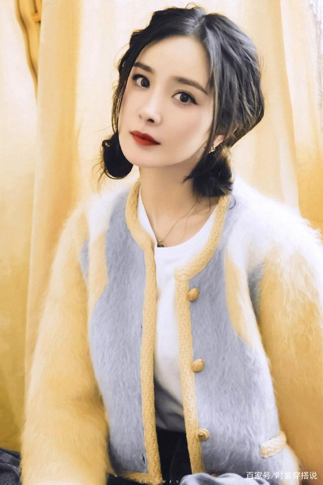 杨幂真绝了!穿拼色外套配双丸子头造型好少女,一抹红唇很动人