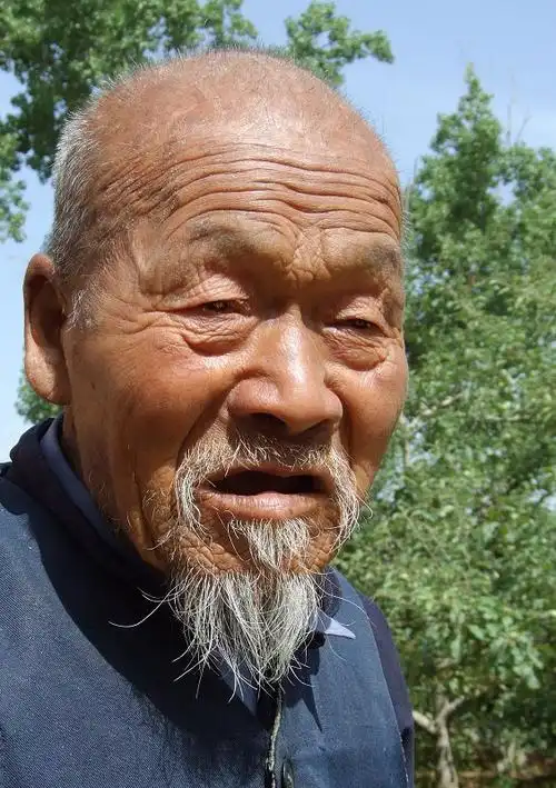 再发一组笑容可掬的老爷爷