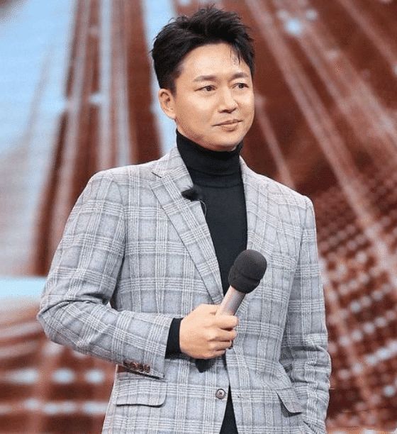 说来,他今年年龄已经快50岁了,只是,刘奕君比同龄的男演员更加年轻