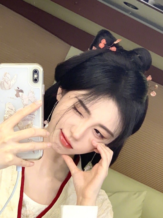 鞠婧祎520脸颊比心##鞠婧祎晒花间令造型自拍