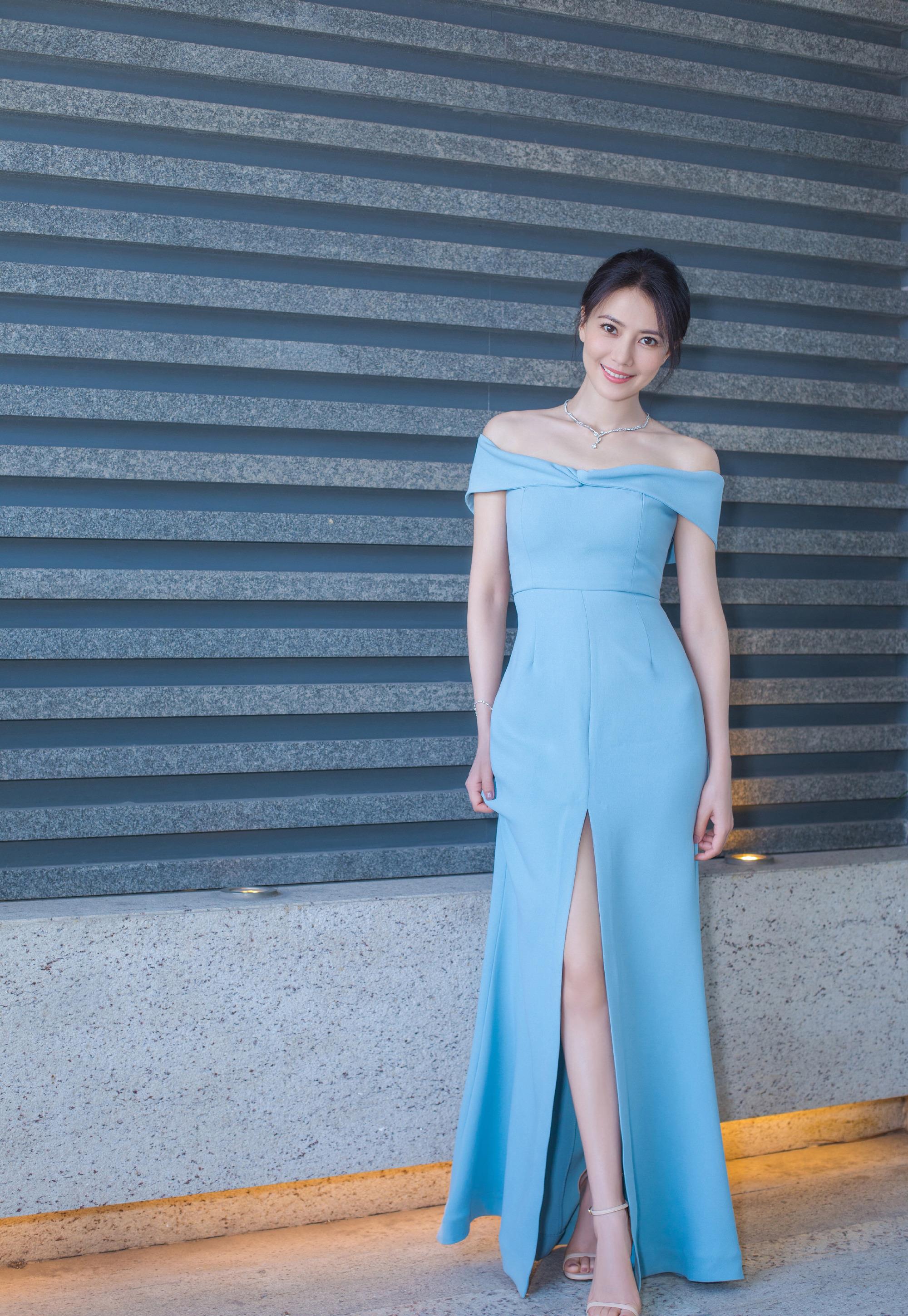 一款糖果色的小裙子堪称夏日必备的单品,高圆圆选择一款天蓝色的一字