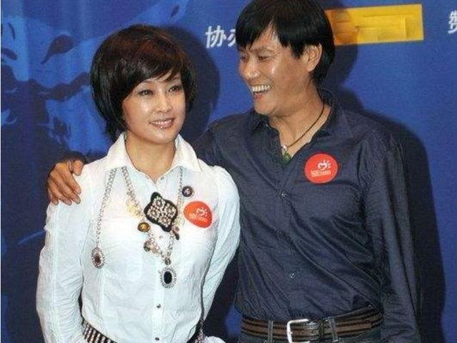 刘晓庆和四任老公合照,虽然都是面带微笑,最爱谁一眼看出!