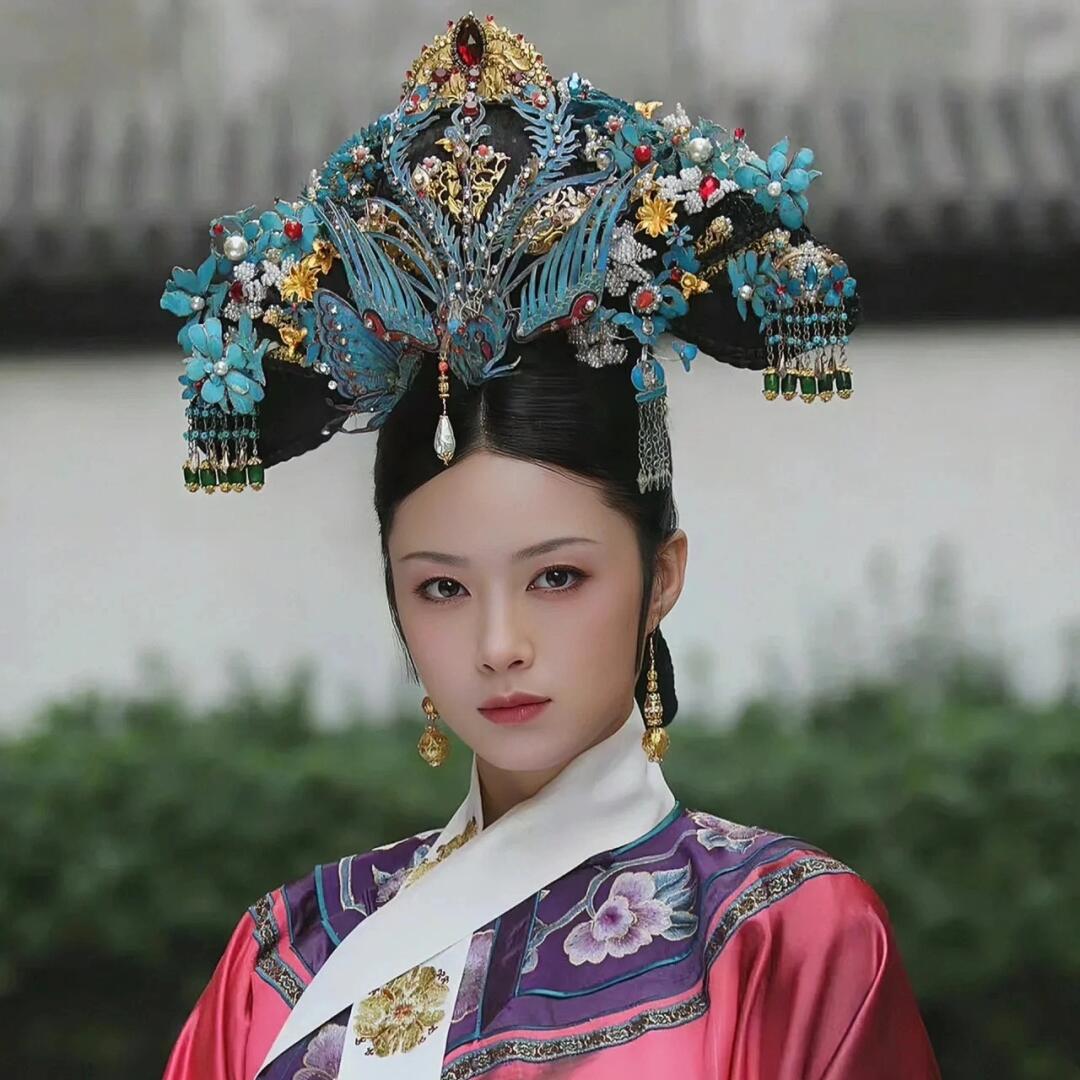 甄嬛传  华妃娘娘这个旗头简直了,华贵大方,我愿称之为清宫剧最闷旗