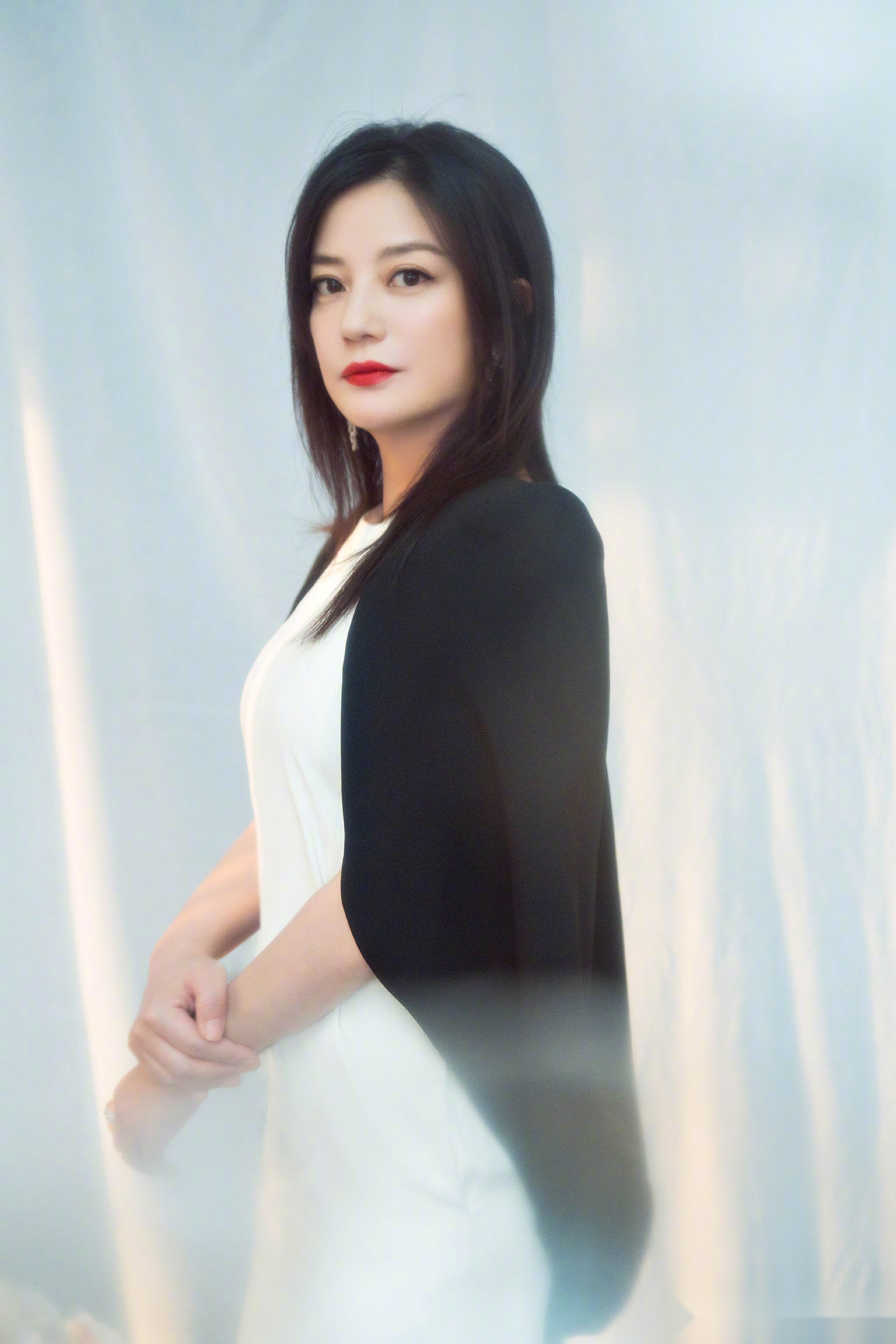 近日,赵薇一组浪漫春日写真曝光.