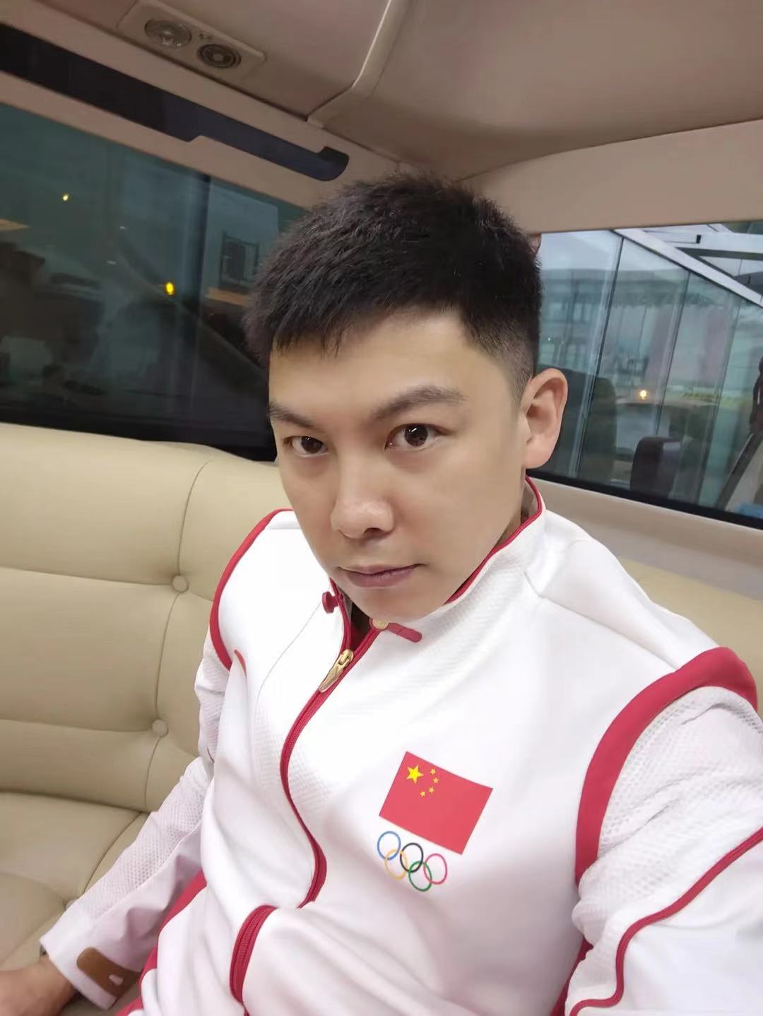 原创国乒后援团出征日本,陈玘肖战晒照,眼神犀利,女乒4大陪练增援