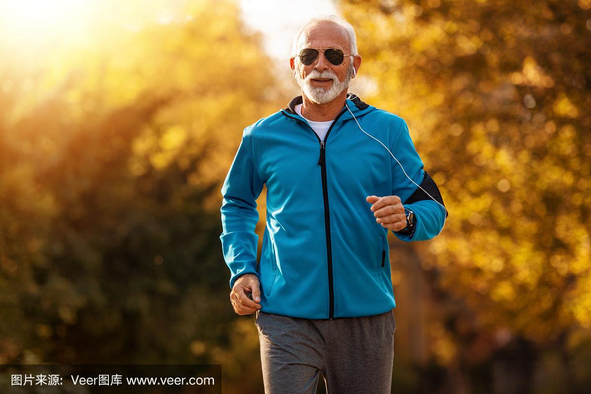 老人在公园里跑步