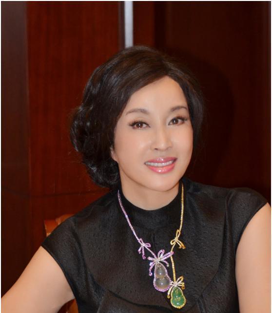 刘晓庆为河南加油,化淡妆戴美瞳68岁仍不服老,与新剧形象反差大_网友