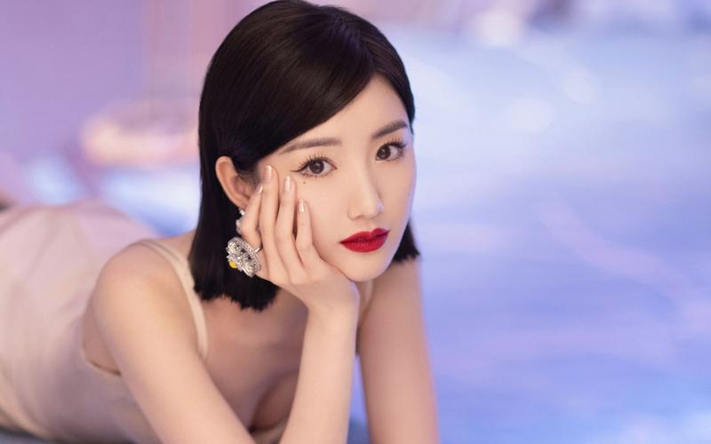 毛晓彤被亲爹敲诈5000万被4年男友背叛泪水和失望成就了她