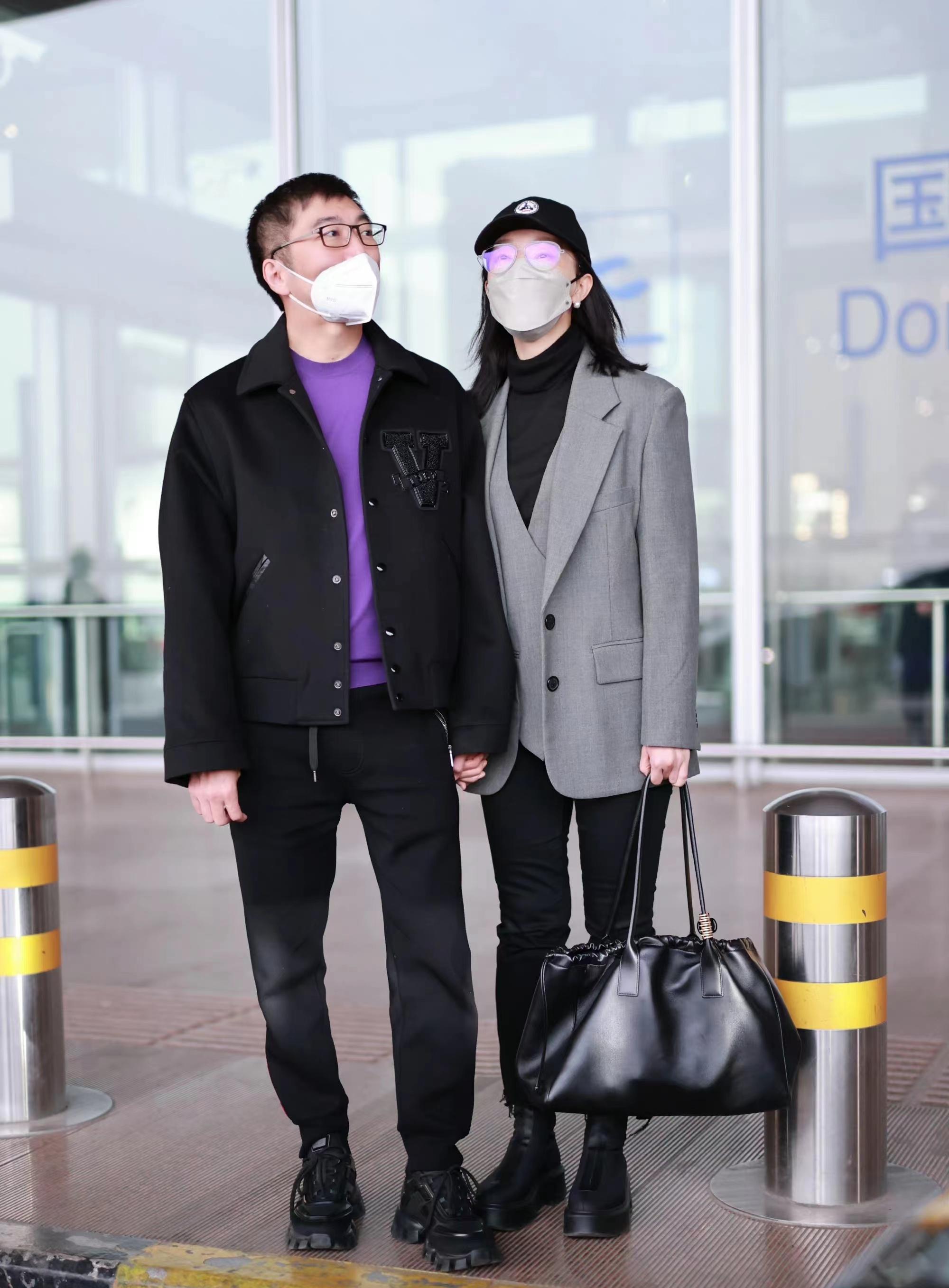 陈数和老公赵胤胤身着西装黑裤携手走机场,精致又时尚!