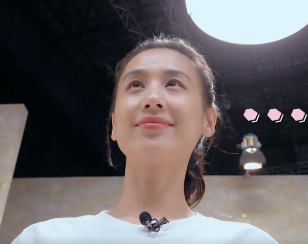 黄圣依无惧镜头当众卸妆,38岁素颜依然细腻光滑,代言的香皂走红