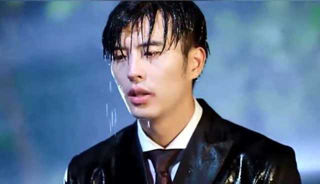 痴情男主淋雨求原谅合集娇妻伤心不肯见男主站在雨里苦苦等待