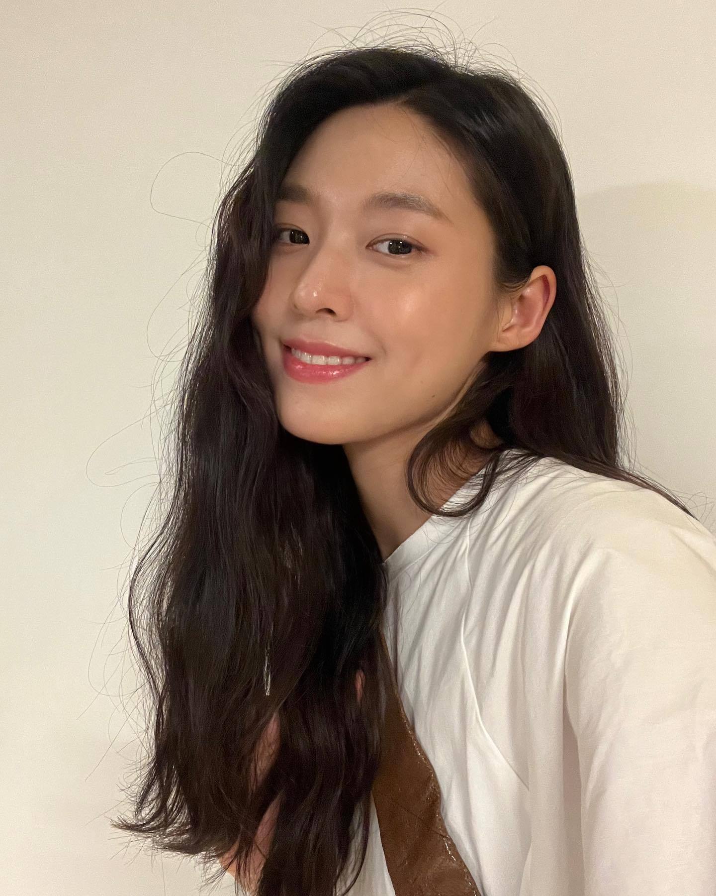 27岁韩国女星金雪炫的素颜自拍,没有美颜的自然之美_美貌_肌肤_五官