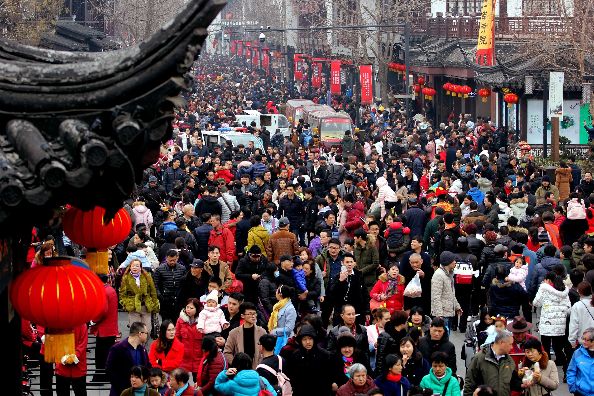 【长城评论】我们想跨过高山和大海,但先要穿越"人山人海"