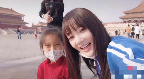 李小璐带8岁甜馨游故宫,背女儿显吃力,特意称呼贾甜馨被催复婚