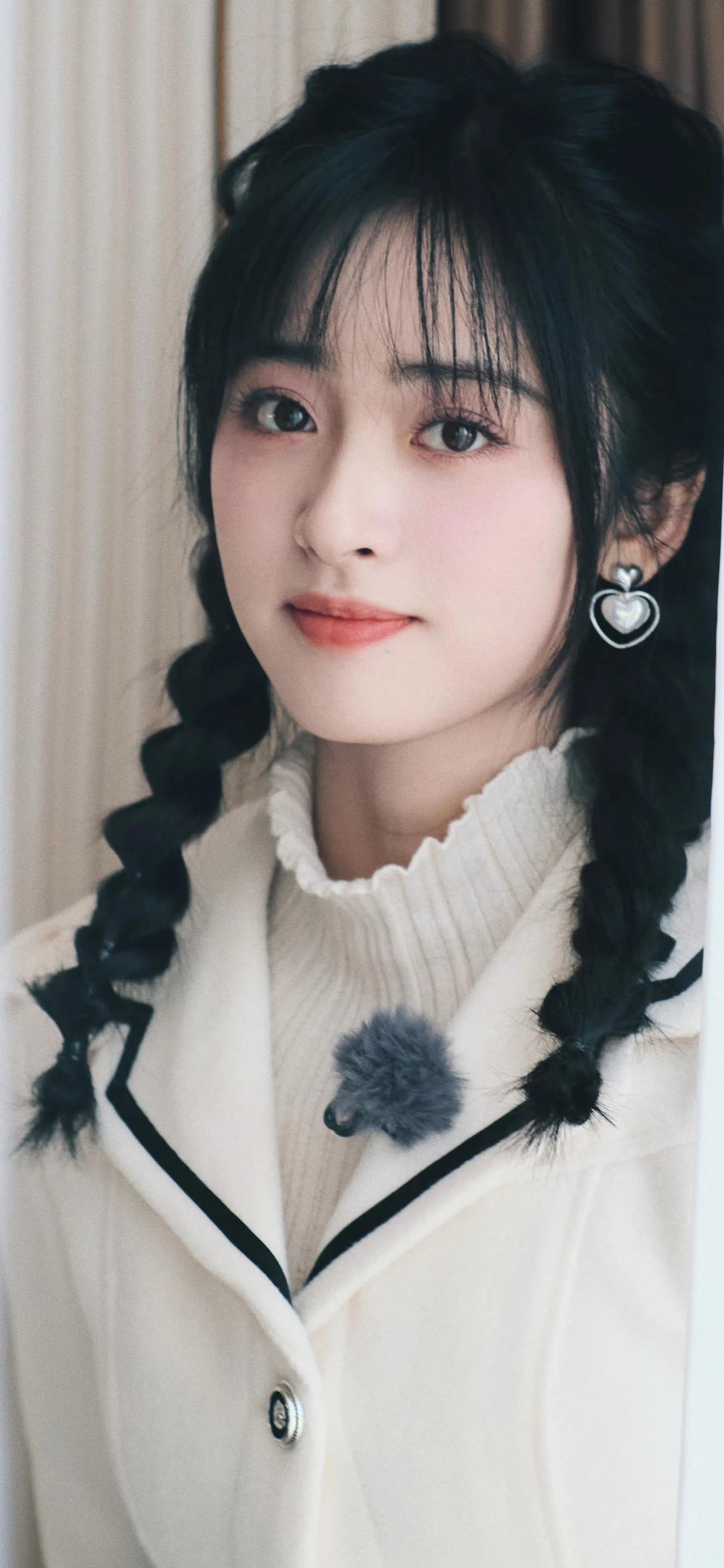 沈月头像写真壁纸图集.俏皮麻花辫甜美可人.