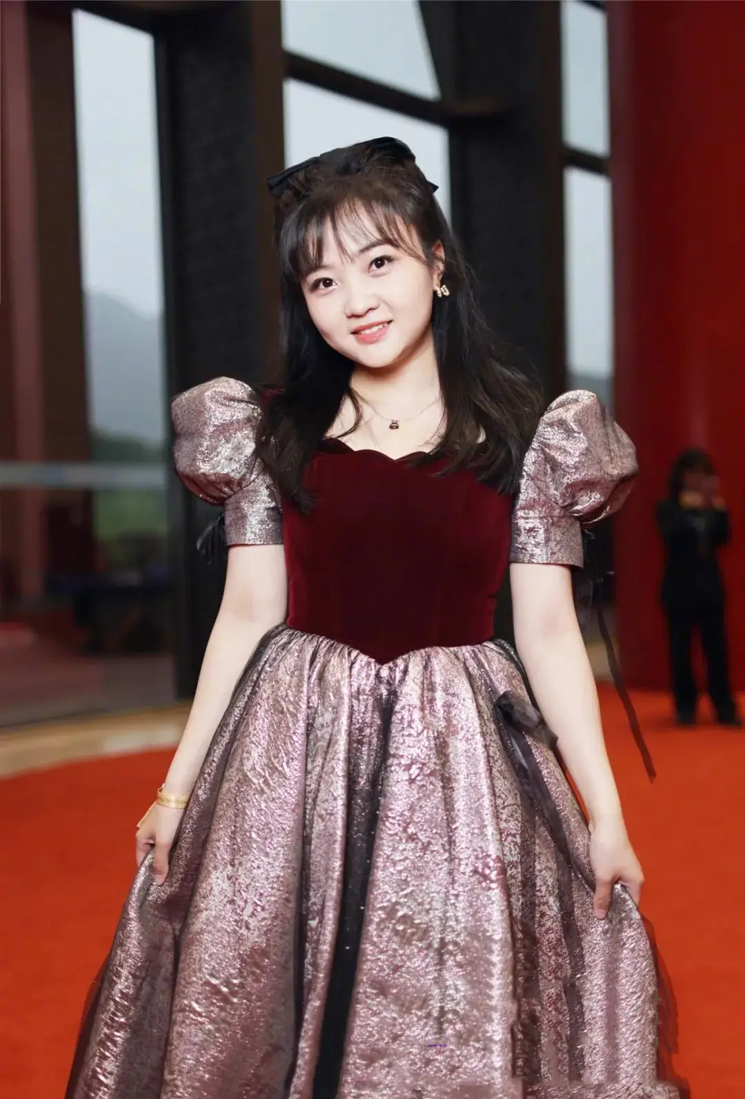 林妙可旗袍秀惊艳全场,珍珠发饰更添名媛气质,优雅迷人_照片_配饰