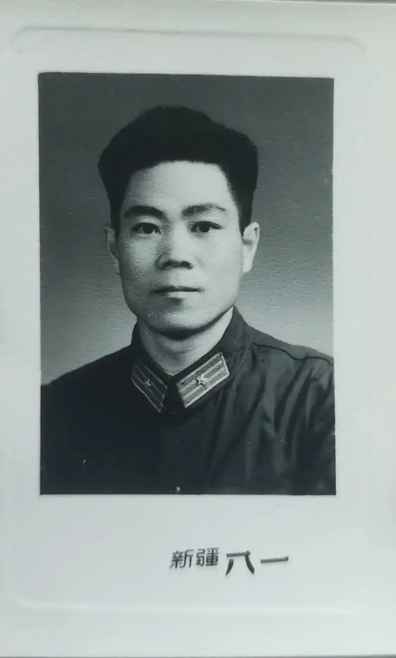 老照片里的旧时光 #军人风采 一组60年代新疆军区的军人照 - 抖音