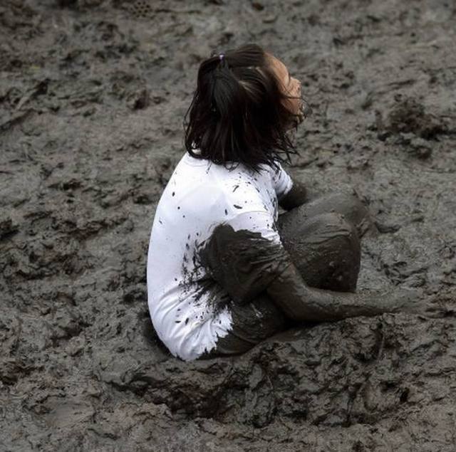 虽然满身泥巴,但是能有所收获也足以"炫耀"一把.