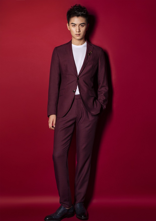 hold住红色!陈晓西装写真超时髦