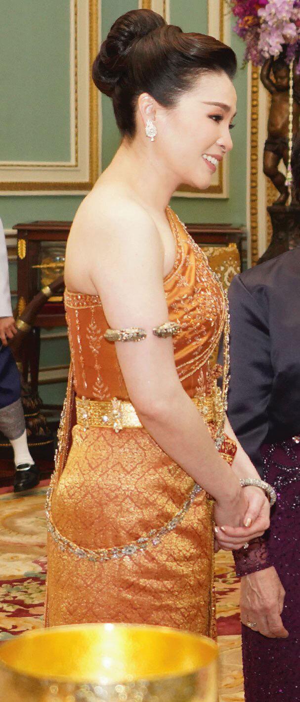 45岁泰国王后惊艳了!罕见穿传统礼服,臂膀丰腴白皙显贵气
