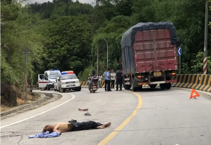 血腥慎入!梅州这路段发生惨烈车祸,一男子人手分离,血流了一地.