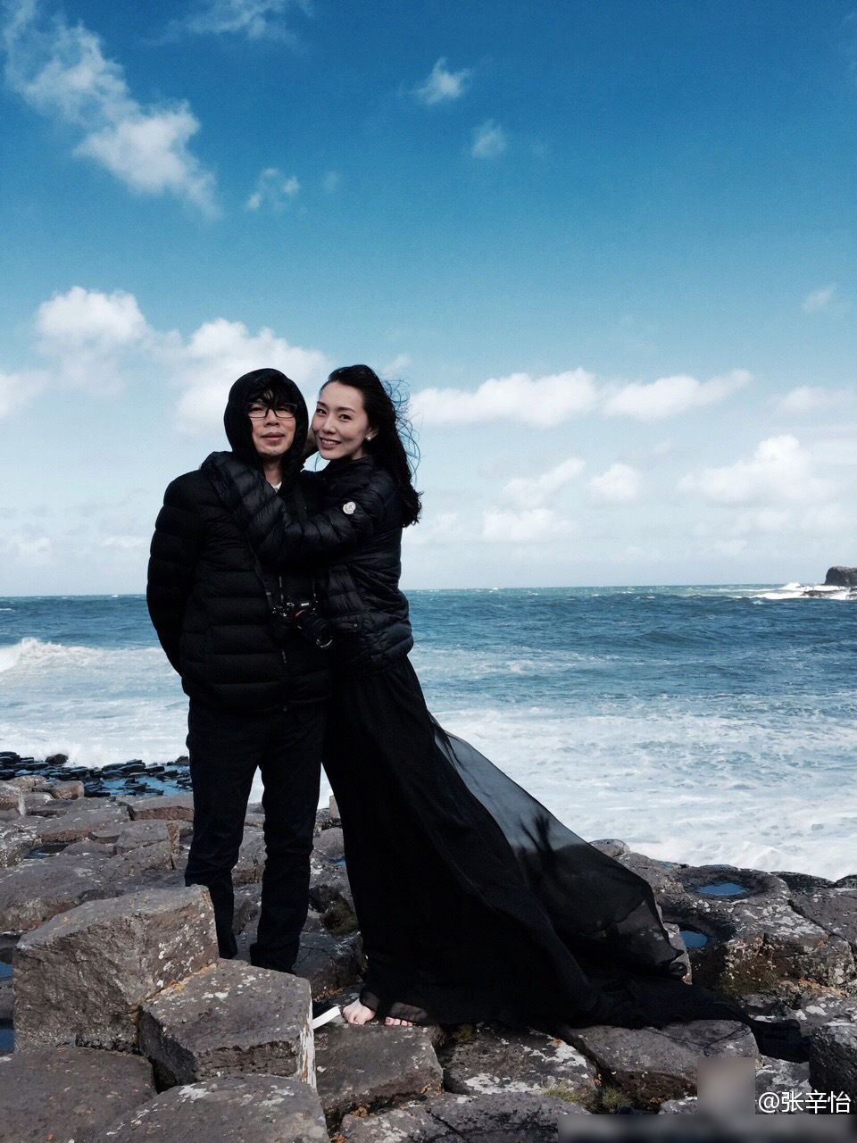 卢庚戌全家福罕见曝光 妻子挺孕肚出镜