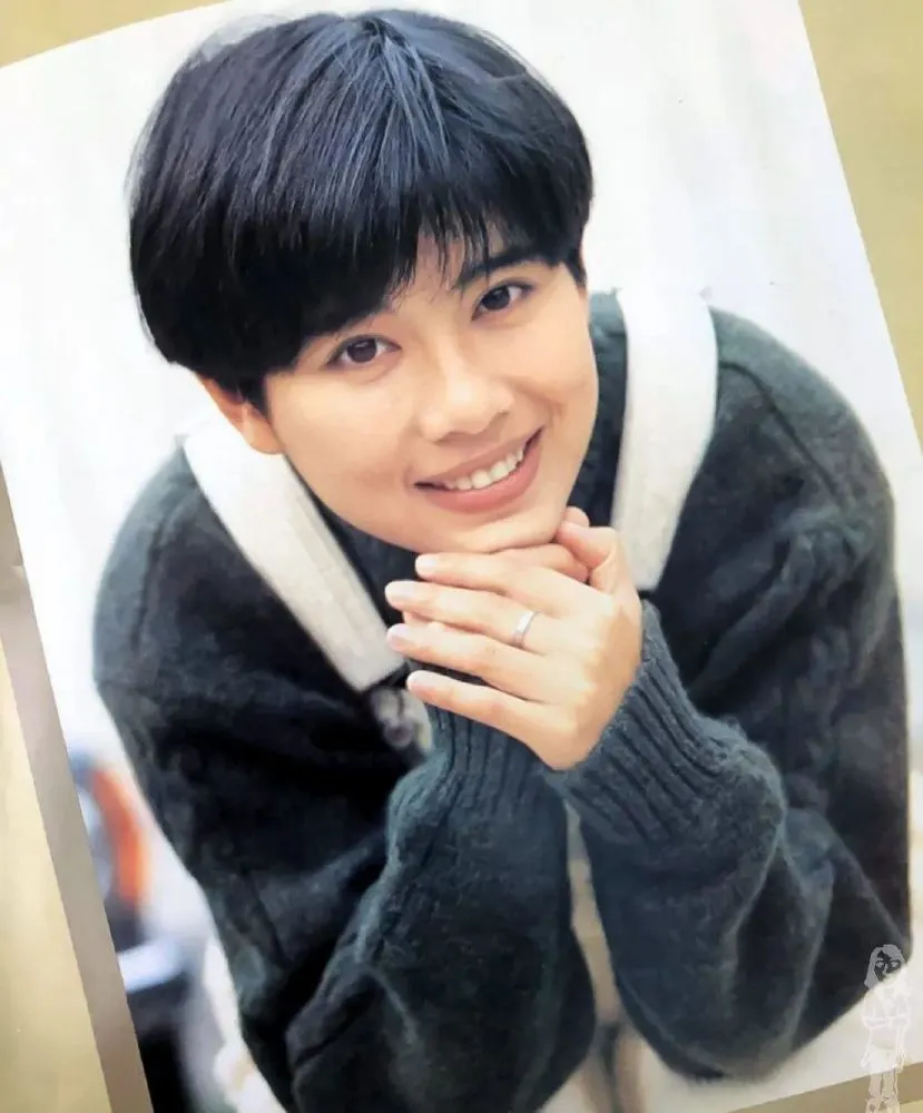 陈松伶年轻时如此可爱,白色背带裤搭慵懒针织衫,蘑菇头更显俏皮_腾讯