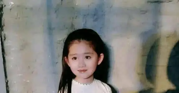 邓伦女儿终于长大了小时候可爱呆萌3年后撞脸刘亦菲