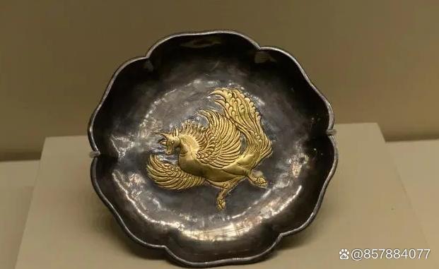 联珠纹是丝绸之路文化传播交流过程中诞生的一种器皿纹样,其对称沉稳