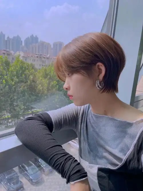 超a短发  #女生短发发型  #日系短发这个女孩子是属于发量比较多的