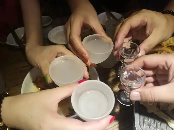 大朋友们的碰杯就多了几分豪爽