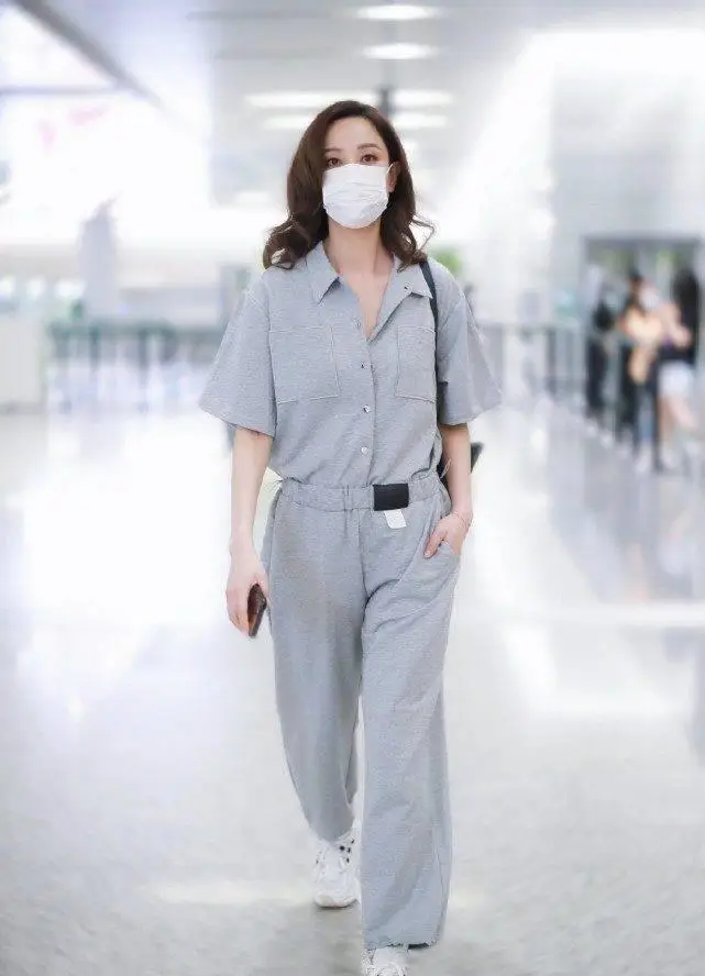原创原创39岁郑希怡现身机场穿连体裤休闲却不失霸气不愧是酷帅姐姐