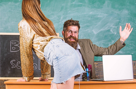 打女生屁股图片