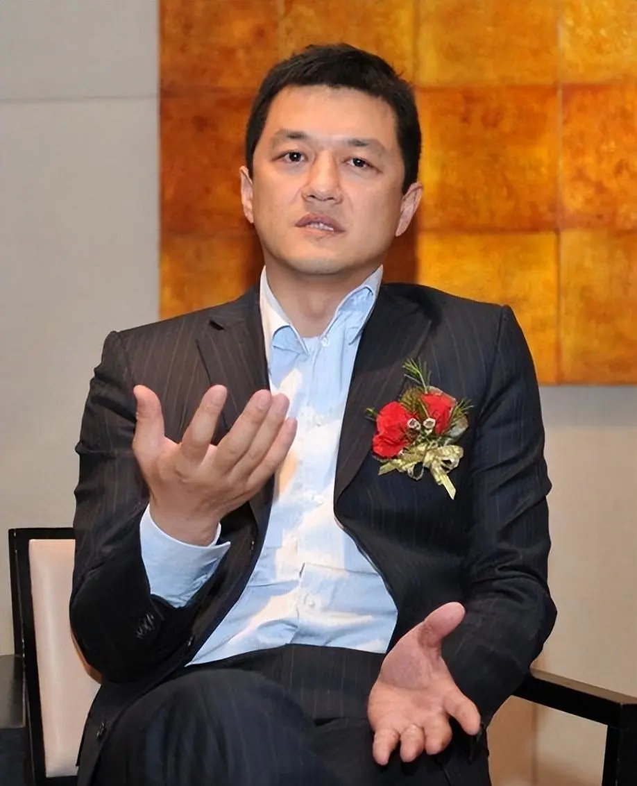 李亚鹏现身海南直播带货,眼袋明显笑出满脸褶,话术熟练接地气