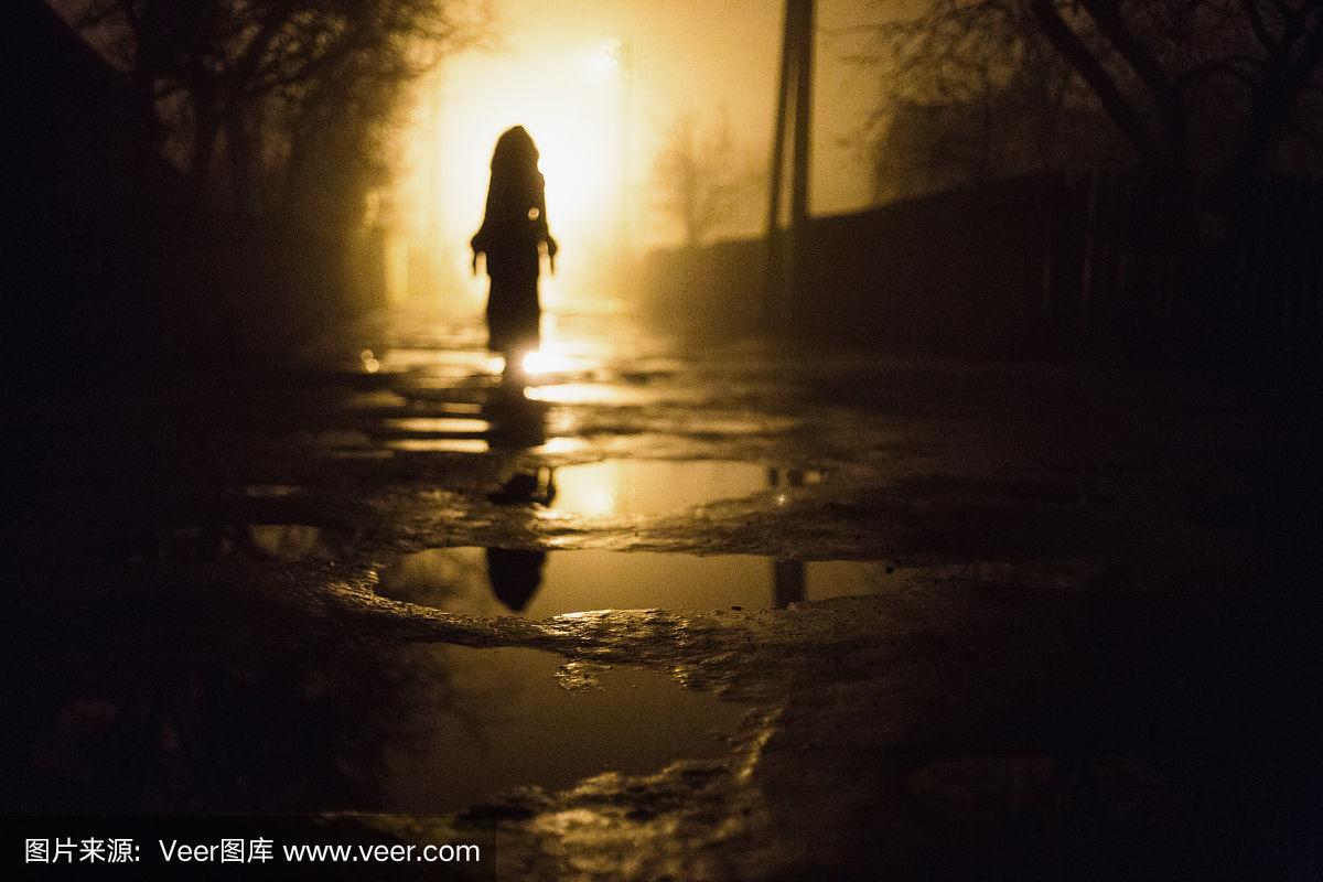 孤独的人.城市夜间浓雾弥漫.浓雾笼罩着黑暗的街道.