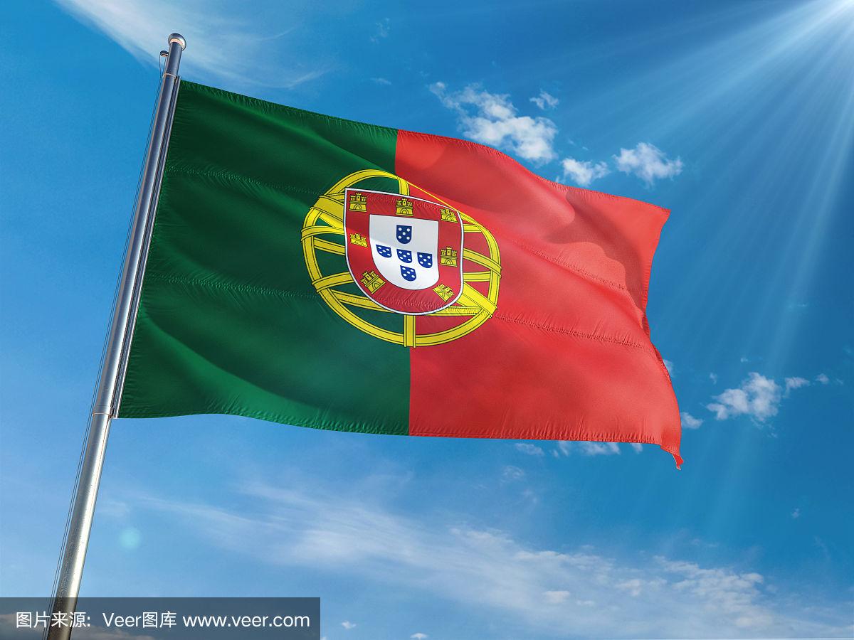 旗杆上飘扬着葡萄牙国旗,背景是晴朗的蓝天.高清晰度